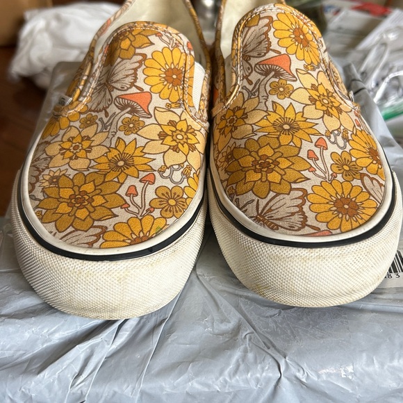 Women’s 9 slip on
Yellow vans - Picture 6 of 13